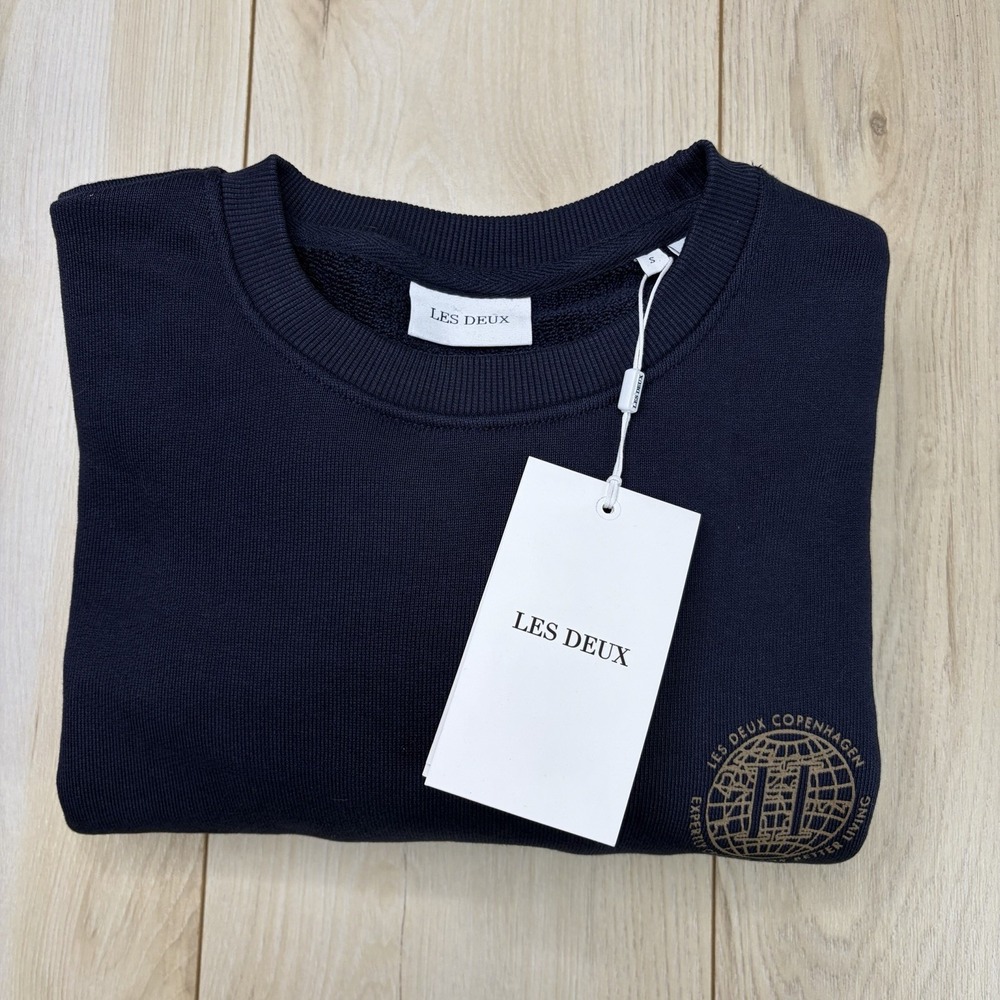 NEW Les Deux Globe Sweatshirt Mens Small Navy Blue Jersey Knit Organic Cotton